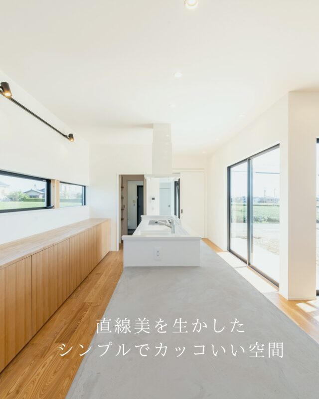 こんにちは😊@select2008 です。
シンプルを追求した直線的なデザインが、空間に洗練された印象をもたらすLDK。
壁や天井、家具のラインを意識的に揃えることで、視覚的な広がりと統一感を演出しています。
素材の質感や照明の陰影が、直線の美しさをより際立たせ、モダンで上質な雰囲気を醸し出す空間です。
シンプルでありながらも計算されたデザインが、日常を上品に彩ります。
いいねと思ったらハートをタップしてくださいね😊✨