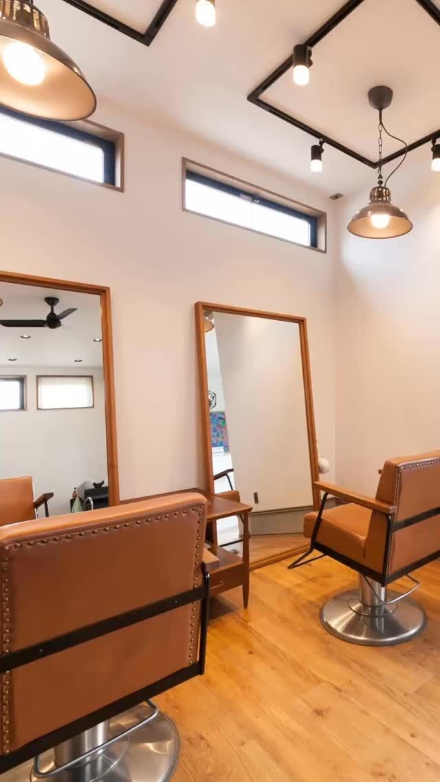 ＼ 自宅でお店をはじめたい方へ ／

③ 生活空間と店舗の“動線計画”

自宅店舗で大切なのは、
「生活」と「仕事」のバランスをどうとるか。

お客様が通る動線、
プライベート空間の確保、
音や匂いの対策…。

こうしたポイントを図面の段階で考えておくと、
暮らしの快適さがぐんと変わります。

“毎日を気持ちよく働ける空間”をつくるには、
デザインだけでなく動線づくりも大切なんです✨

🏡 設計から施工までトータルでサポート。
自宅でお店を開く夢、Select工房にご相談ください😊