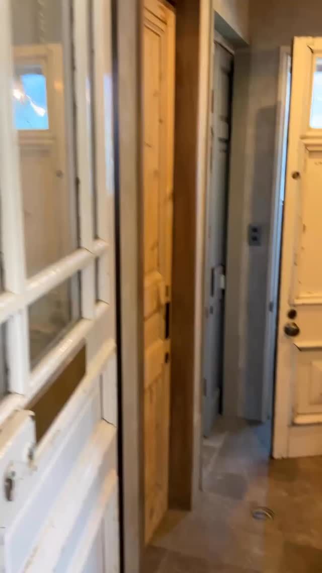 私たちは、家を作る会社ではありません。
その人らしい“暮らし”を、かたちにする会社です。  家でも、お店でも——
大切なのは「どんなふうに生きたいか」。  私たちは、その想いに寄り添い、
空間を、一緒に「選ぶ」お手伝いをします。  住宅も、店舗も。
“らしさ”をつくる SELECT工房。