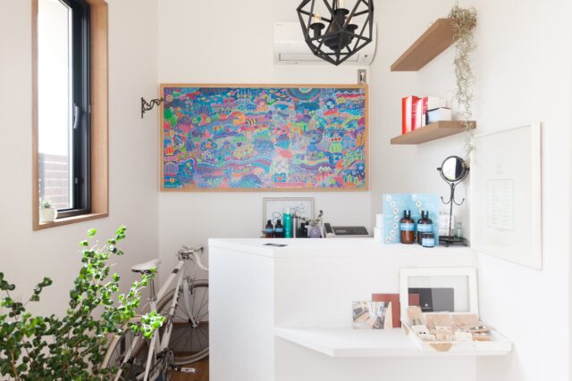 【美容室兼用住宅】  仕事と暮らしが溶け合う、
時を超えて色褪せない平屋の住まい。  コンパクトながら、
自然光が心地よく差し込む窓と、
鏡に反射する光が抜け感を演出します。  シンプルで、どこかあたたかい——
そんな“住まいと職場”のいいとこ取り。  #美容室併用住宅 #平屋暮らし #店舗併用住宅
#マイホーム計画 #注文住宅 #おしゃれな家
#美容室併設 #インテリア好きな人と繋がりたい
#暮らしを楽しむ #gptonline