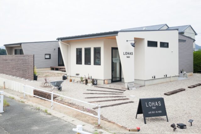 【美容室兼用住宅】
仕事と暮らしが溶け合う、
時を超えて色褪せない平屋の住まい。
広大な土地を活かした、完全プライベートな癒し空間✂️🌿  シンプルなのに存在感ある外観も魅力です✨  #美容室併用住宅 #平屋暮らし #店舗併用住宅
#マイホーム計画 #注文住宅 #おしゃれな家 #美容室併設 
#インテリア好きな人と繋がりたい #暮らしを楽しむ #gptonline