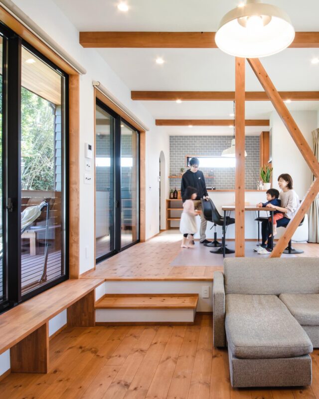 スキップフロアのある暮らし、想像したことありますか？  リビングの延長にある
少し高さの違うスペース。  本を読んだり、
仕事をしたり、
子どもが宿題をしたり。  同じ空間にいながら、
それぞれが違う時間を過ごせる。  壁で仕切らないから、
自然と視線も、会話もつながる。  この“ちょうどよさ”が、
毎日の暮らしを心地よくしてくれます。  🏠🏠#スキップフロア