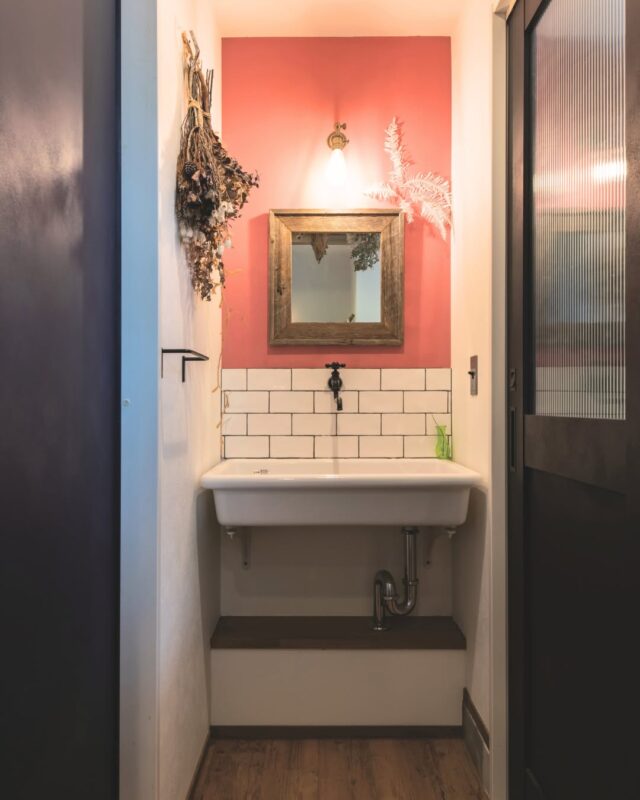 店舗のトイレ＆手洗い場 🚿  サロンやカフェのお手洗いって、
ふとした瞬間に気分が上がる
“隠れた見せ場”だったりしますよね  小さな空間だからこそ、
素材や照明、色使いで
遊び心のあるデザインを。  お店の世界観が、
こんなところにも表れます🤍  #店舗デザイン
#浜松店舗デザイン
#サロン内装
#カフェ内装
#お店づくり