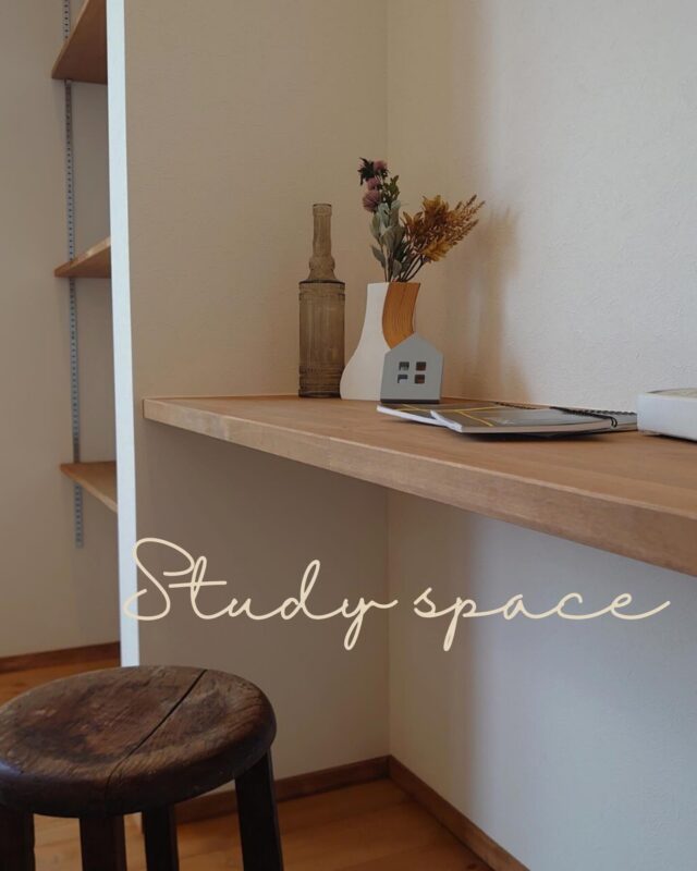 @select2008  間取りも、動線も、
暮らしのクセも知っている  工務店だからこそ、
見た目だけでなく
「使い続けやすさ」まで考えた
スタディコーナーをご提案しています😊  配線計画、収納の高さ、
光の入り方や家族との距離感。  細かなところまで配慮した
スタディコーナー施工事例を
集めました✍️  #スタディスペース 
#ワークスペース