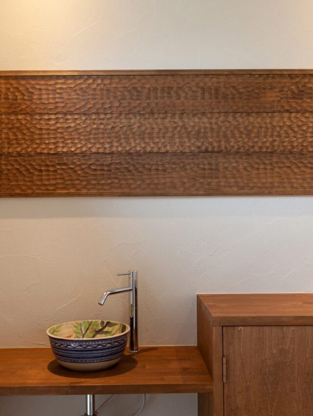 印象的なデザインウォールが
空間の主役に。  手洗いには、
色彩豊かな陶器のボウルをセレクト。  細部までこだわることで、
空間はぐっと洗練されます。  #ミラタップ