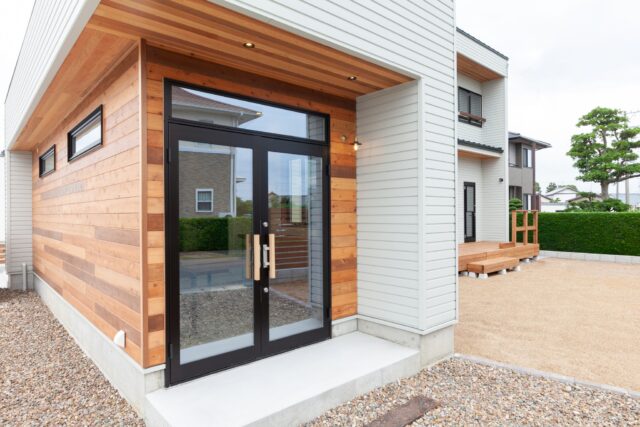 【店舗併用住宅】
― 自宅サロン ―  自宅でこじんまりと始めると、
“お店らしさ”を出すのは少し難しい…。  だからこそ、
ファサードは大切なポイント。  「ここ、なに？」
「お店かな？」  そんなふうに、
ふと目に留まる入口に。  暮らしとお店、
どちらも大切にした住まいです。