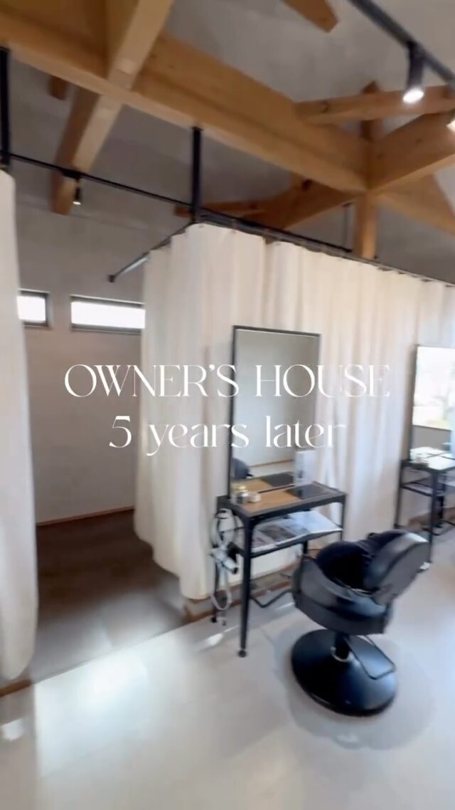 OWNER’S HOUSE
5 years later  2階は美容院、
1階は住まいの
店舗併用住宅✄  実際にお店として使われている空間は、
図面や完成写真とはまた違う
“暮らしの空気”があります。  5年経っても変わらないきれいさ。
大切に使っていただいているのが
伝わってきました✨  建てて終わりじゃない。
こうして続いていく暮らしを見るのが
うれしいですね😌💭  #店舗併用住宅
#美容院のある家
#自宅サロン
#お店のある暮らし