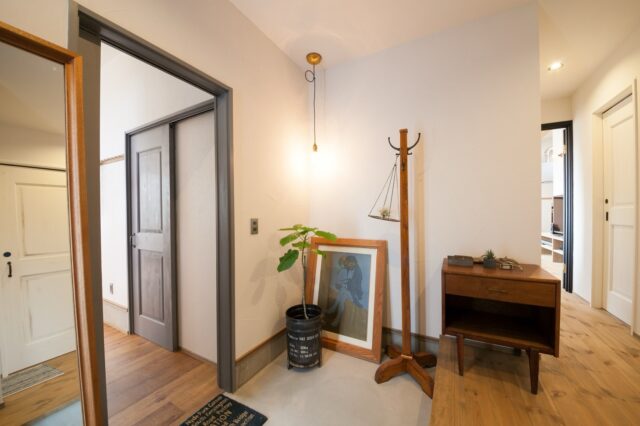 美容院併用住宅✄�𐬦𐬦𐬦
家とお店をつなげるのは、
住宅用玄関から続くワークスペース。
※もちろん、お客様用の入口は別で設けています。
⁡  お客様とも、家族とも、
近すぎず遠すぎない、程よい距離感を大切にしました。
スキップフロアを活かした住居スペースは、
広がりを感じる開放的な空間に🌿.∘  木の温かみを感じる、
飽きのこない居心地の良い住まいです🏡