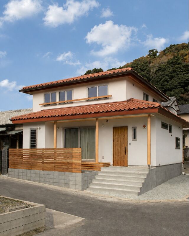 故郷を想う、沖縄の家。  太陽の光がさんさんと降り注ぐ、
陽当たりの良い敷地に
沖縄の風景を感じる住まいが完成しました。  外観には、沖縄らしい赤瓦と塗り壁を。
屋根には、沖縄から取り寄せたシーサーを迎えました。  玄関横には、シーサーをモチーフにした照明も。  好きなものや、大切にしてきたものを
ひとつひとつ住まいに取り入れて。  家族がこれからも、この場所で心地よく暮らしていける
想いの詰まった住まいです。  #新築#浜松注文住宅