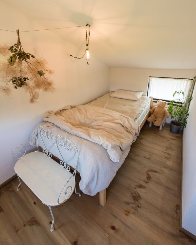 5帖の、小さなおこもり子ども部屋  勾配天井を活かしたロフトに設けた、
約5帖の子ども部屋。  寝る場所と収納を中心にした、
あえてコンパクトな空間です。
広くはないからこそ、
少しこもれるような落ち着く場所に。
そして、部屋を出た先には
家族で使えるスタディーコーナー。
子ども部屋ではひとりの時間を。
部屋を出れば、家族の気配を感じられる。
完全に離すのではなく、
吹き抜けを通してゆるやかにつながることで、
近すぎず、離れすぎない。
そんな家族の程よい距離感を考えた間取りです。  #5帖子供部屋#子供部屋#スタディーコーナー